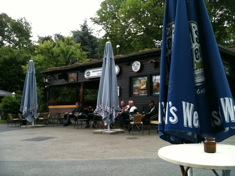 Früh am Treff, Kaffee im Helm – weiter geht’s.