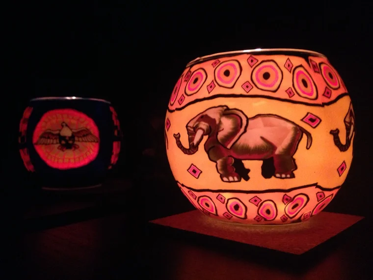 Licht im Dunkel – hier: Adler und Elefant