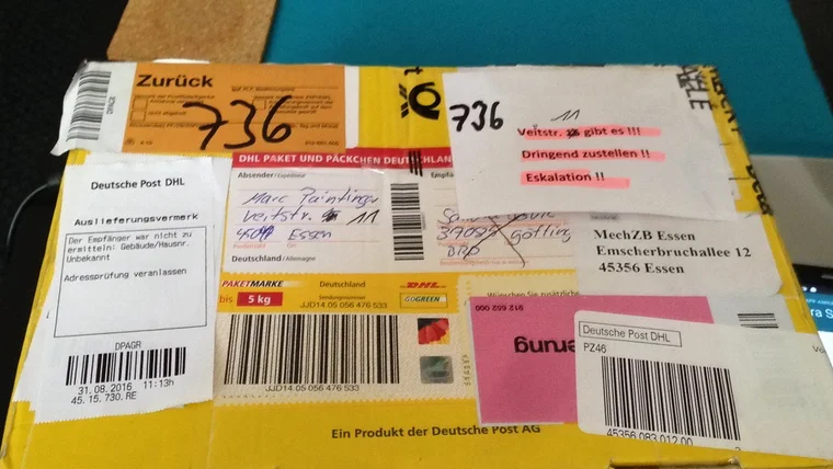Ein Meer aus Aufklebern – jede Marke erzählt von einer Kontrolle, einem Stopp und vielen zurückgelegten Kilometern.