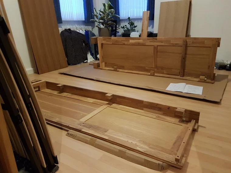 Neue Möbel im Aufbau