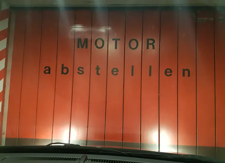 Luxus fürs Auto – der Fahrstuhl zur Tiefgarage.