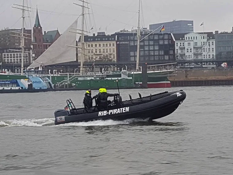 Schnellboot im Hafen