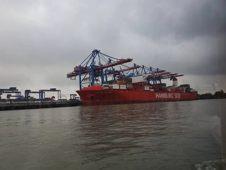 Schiff beim Entladen – das sogenannte „Löschen“