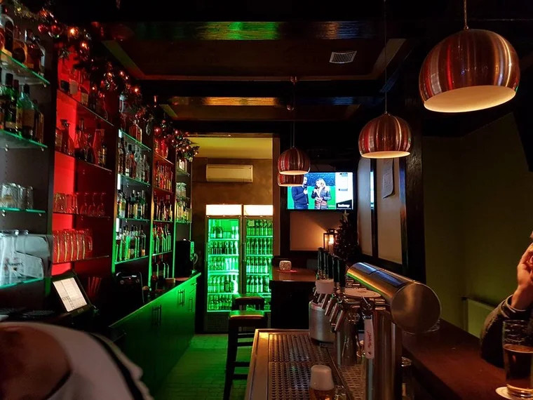 Mitten im Sky Club – Fußballfans gesucht, Hard Rock garantiert