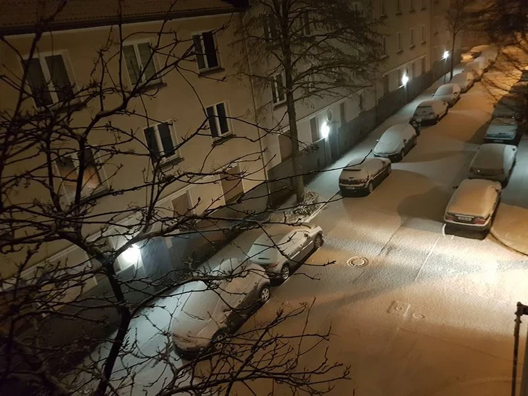 Blick nach rechts – die Straße liegt still in der Zeit