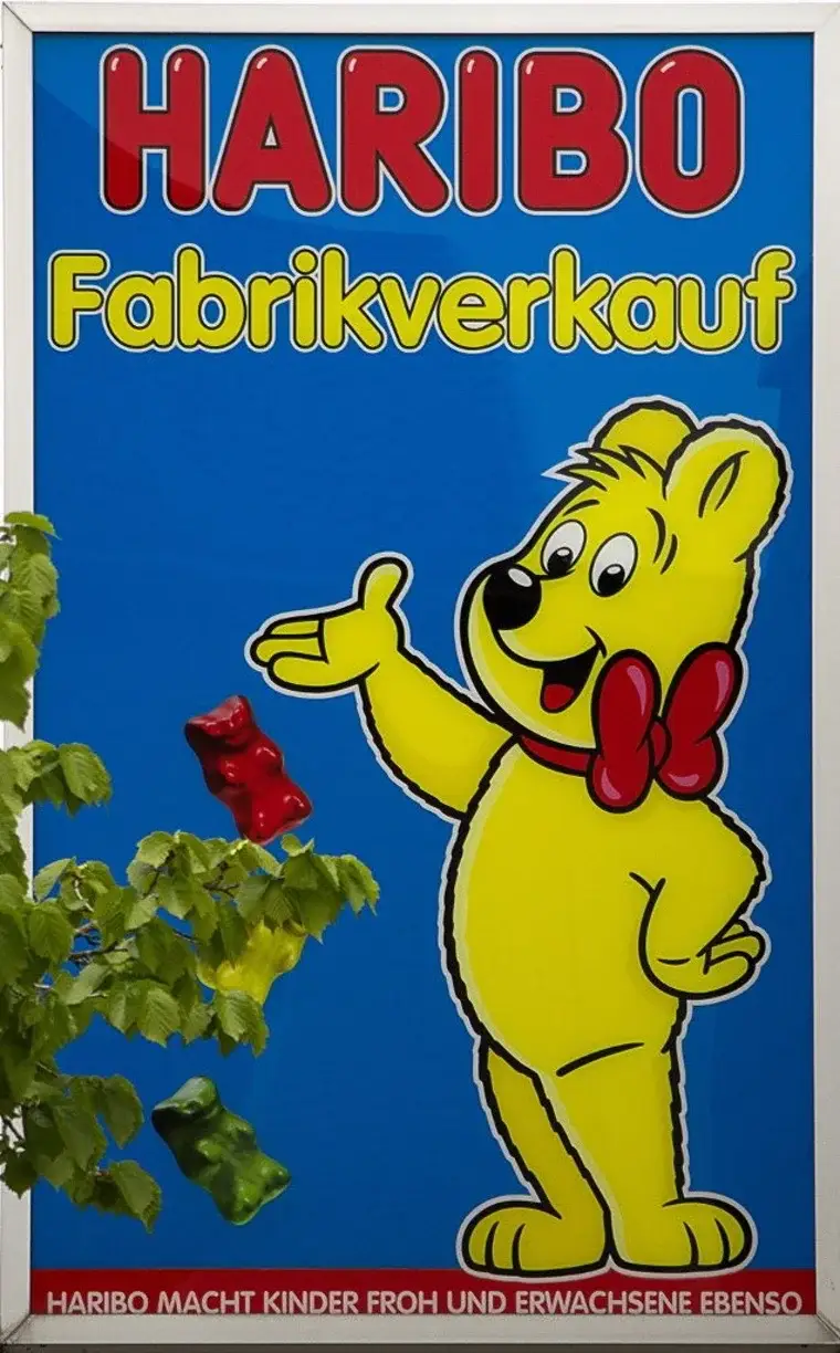 Das berühmte Goldbär-Schild weist den Weg