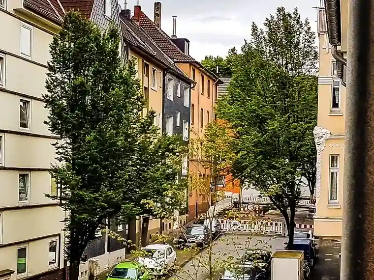 Die Baustelle mit dem Trennschleifer vor dem Küchenfenster