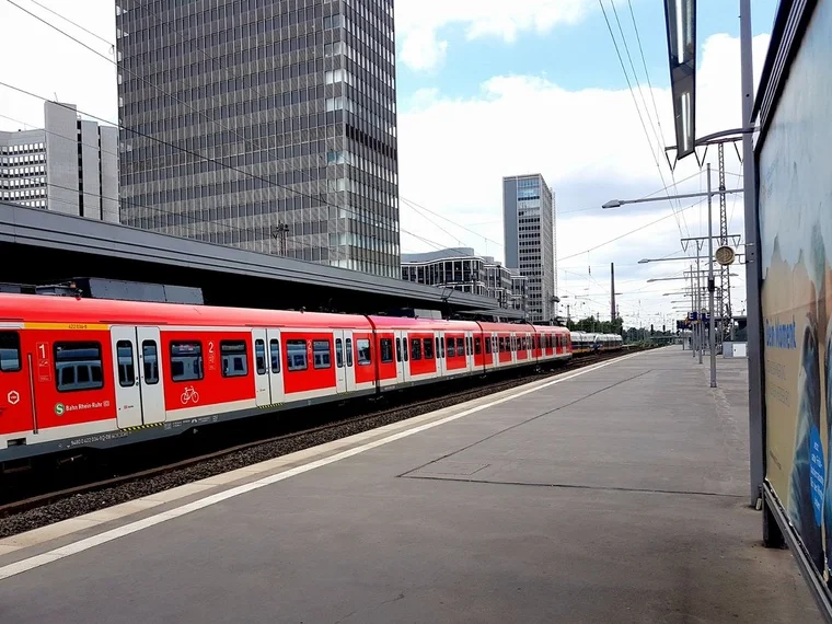 Zugfahrt kann erstaunlich entspannt sein. Der nächste Halt ist: Abstand.