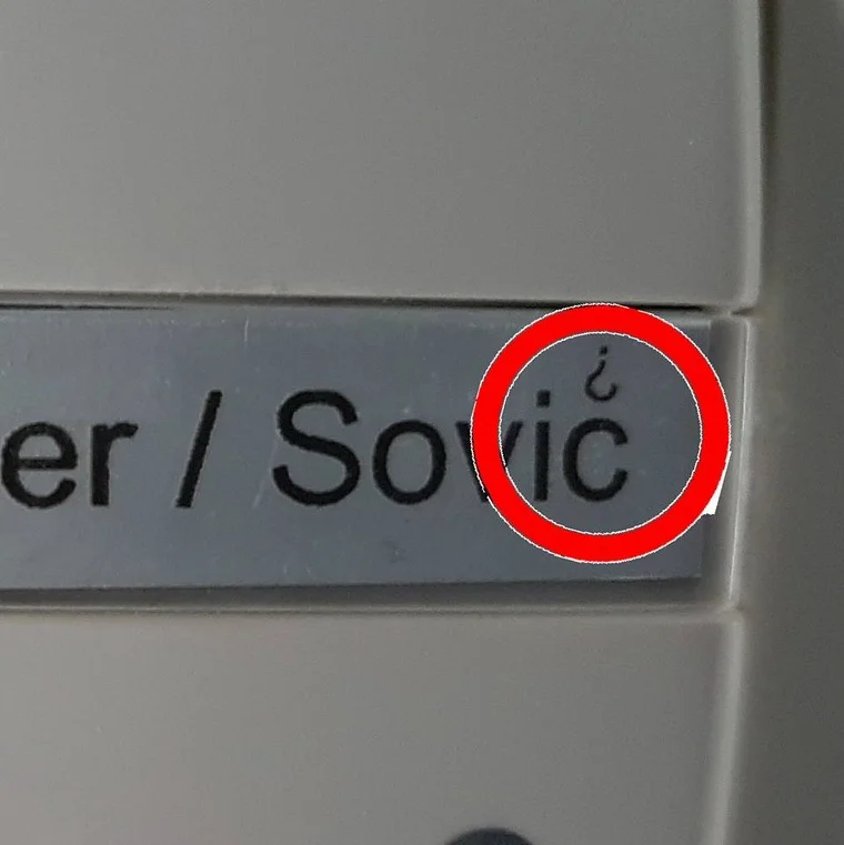 ¿
c - Türschild 2.0 – Könnte ein ć sein – wenn man es schüttelt.