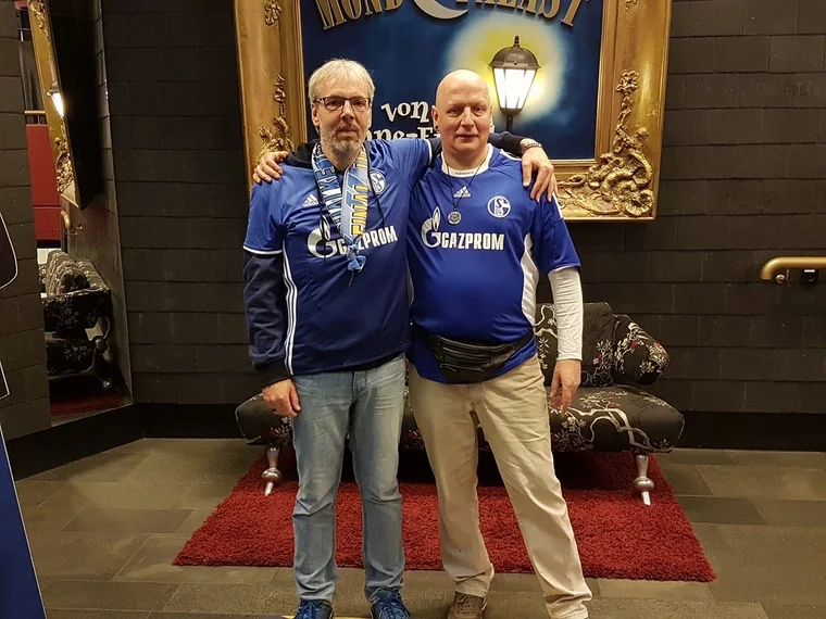 Uwe und ich – bereit für den Theaterabend.