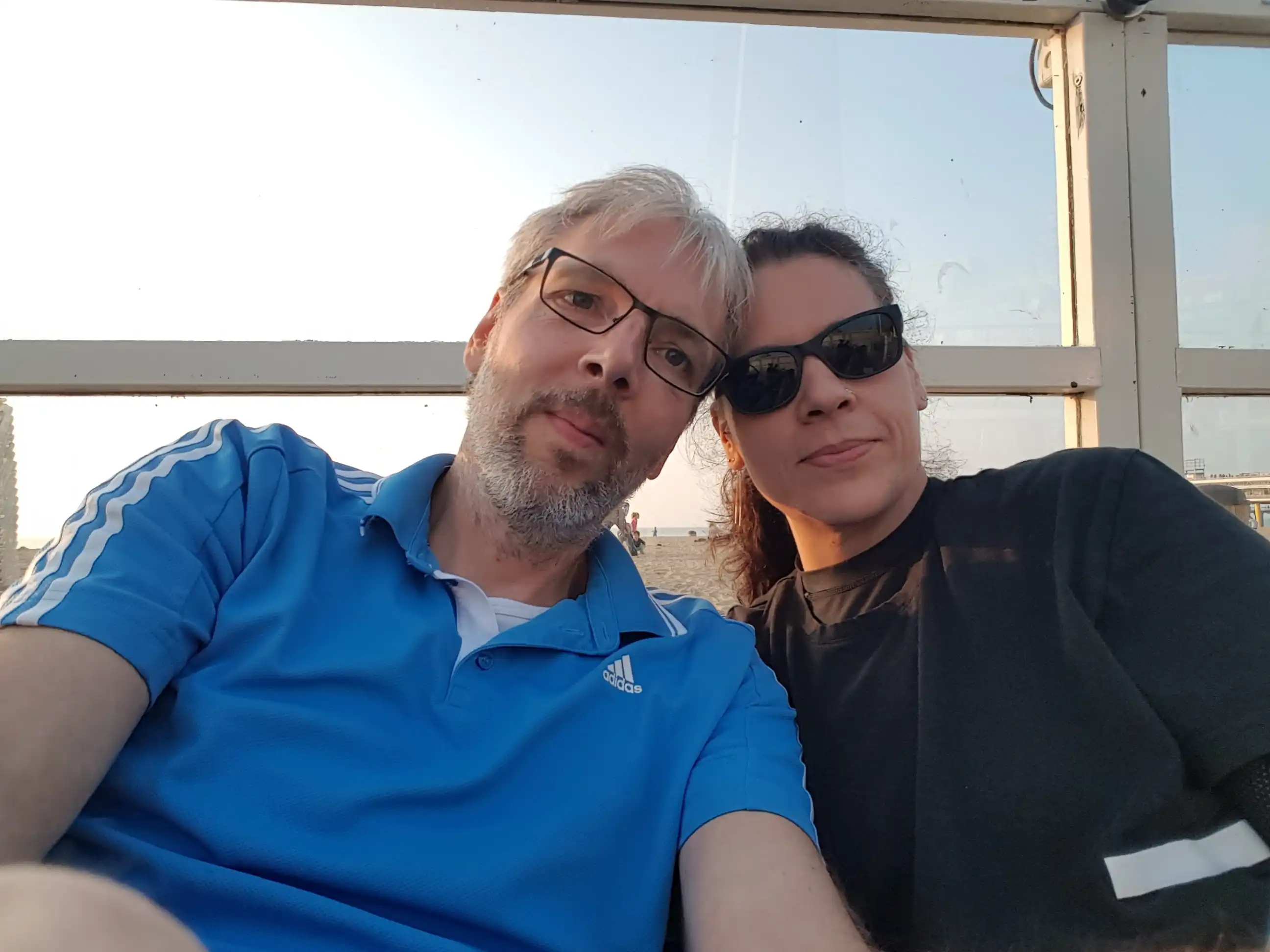 Wir genießen das Ambiente im Strandkaffee.