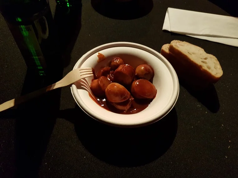 Verdiente Currywurst zum Abschluss – ein würdiger Snack nach der Tour