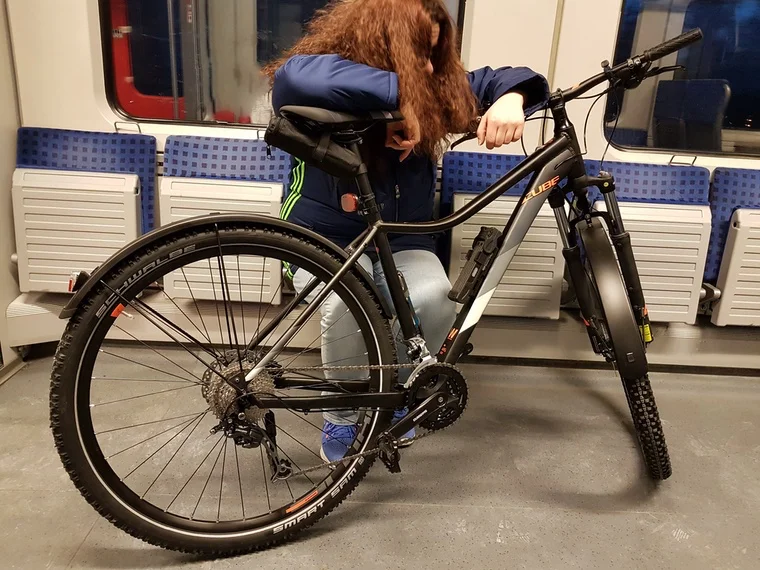 Sandra mit ihrem neuen Rad in der Bahn – die erste Fahrt nach Hause