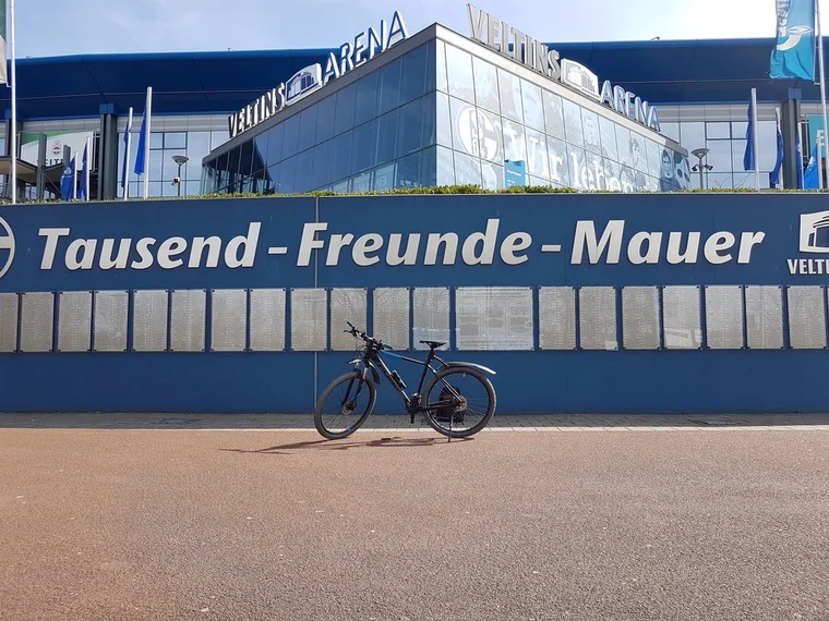 An der Tausend-Freunde-Mauer