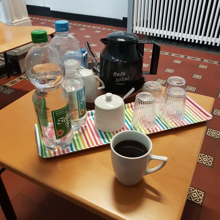 Kaffeepause im Wartezimmer