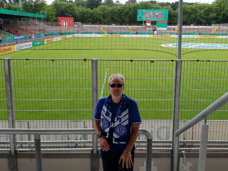 Im Hintergrund die manuelle Spielstandanzeige