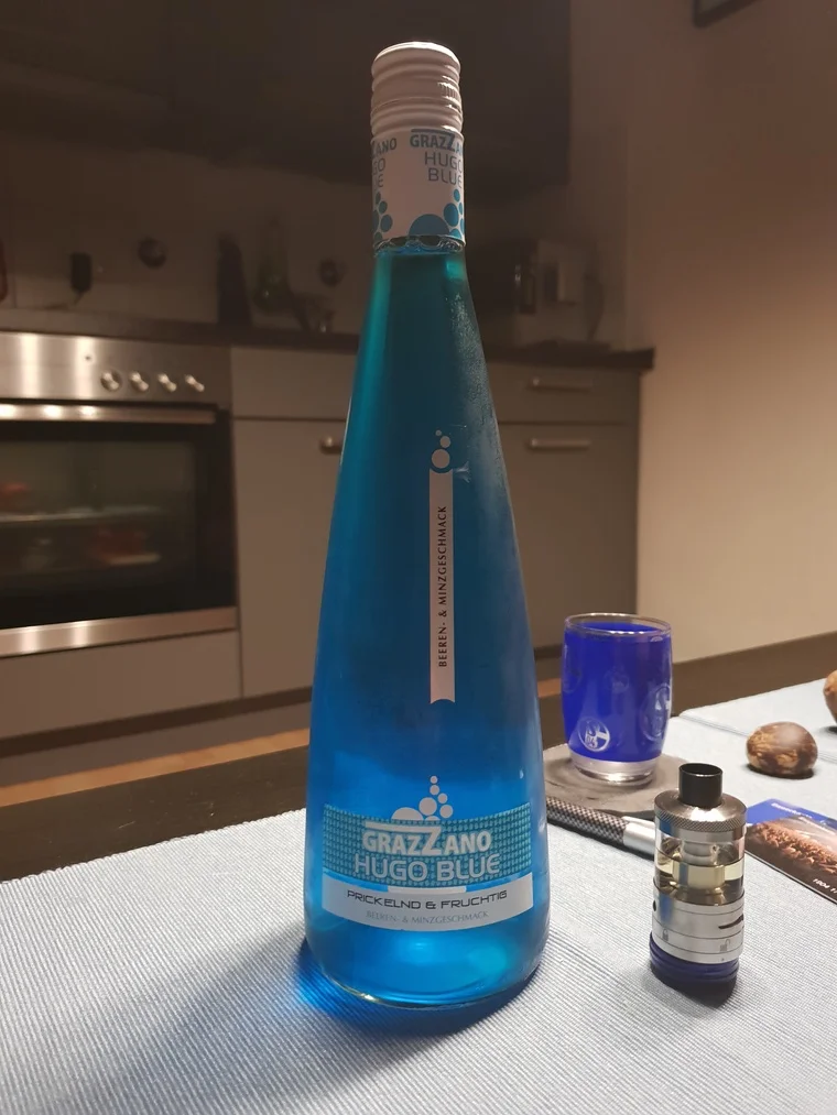 Die Flasche Hugo Blue – blau, spritzig, schalketauglich.