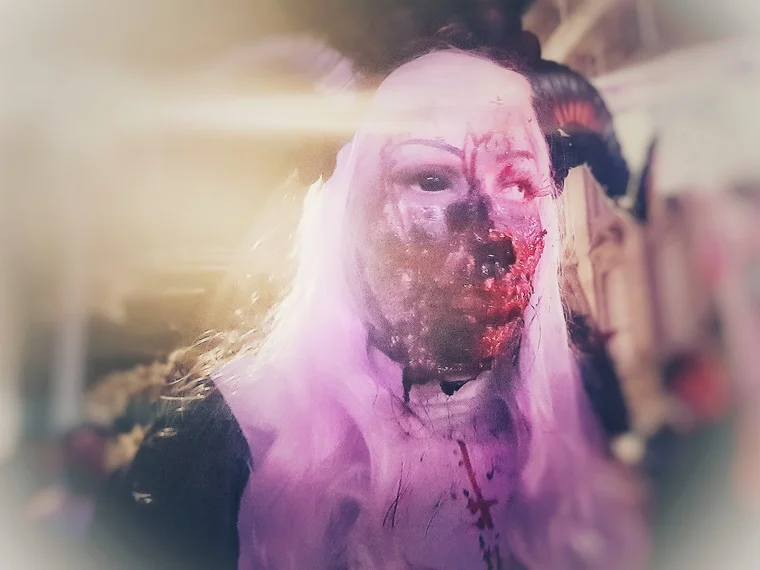 Ein Zombie aus nächster Nähe – Augen weit aufgerissen und Gänsehaut garantiert