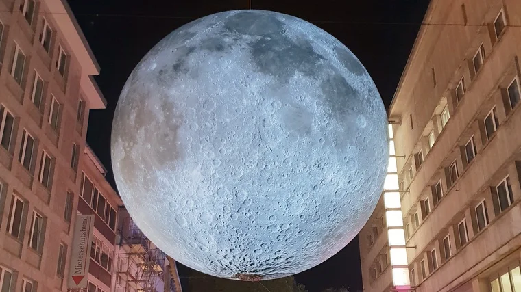 ‚Großer Mond über der Fußgängerzone – perfekte Kulisse für schaurigen Spaß