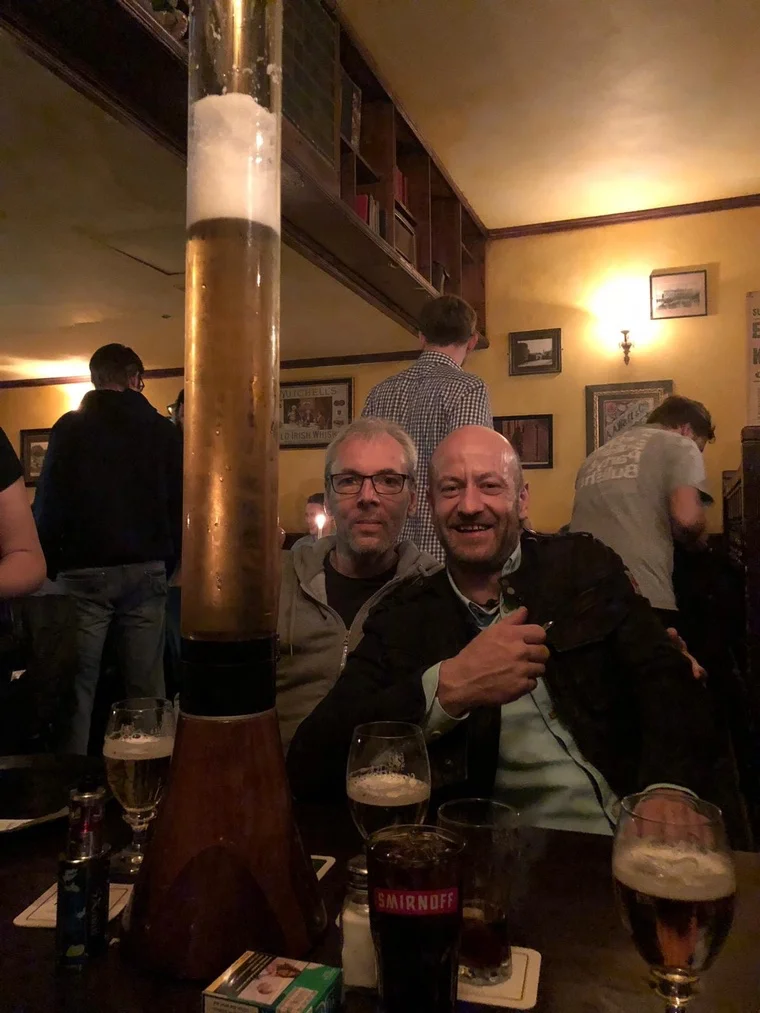 Joe, ich und ein Meter Bier – Prost!