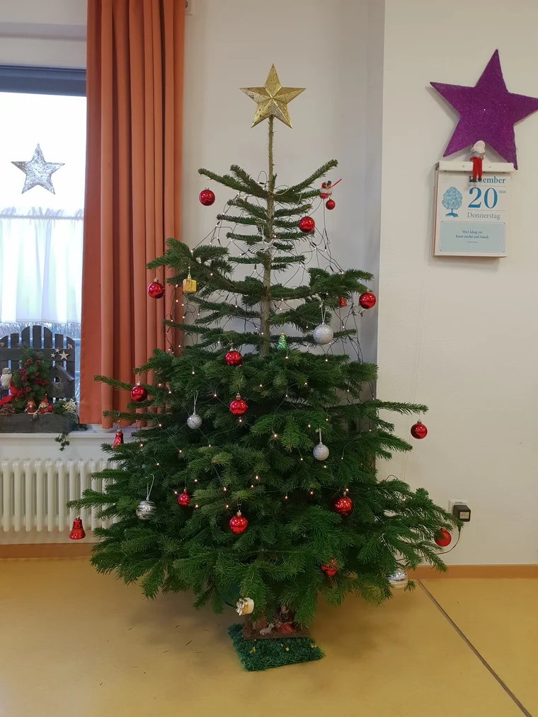 Weihnachtsbaum im Seniorenheim – die Stimmung stimmt schon mal