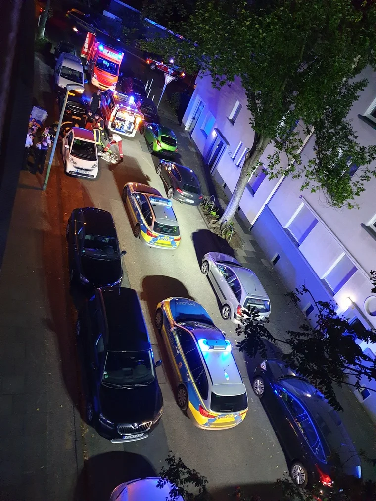 Blick aus dem Fenster – Rettungswagen und Polizei mitten in der Nacht.
