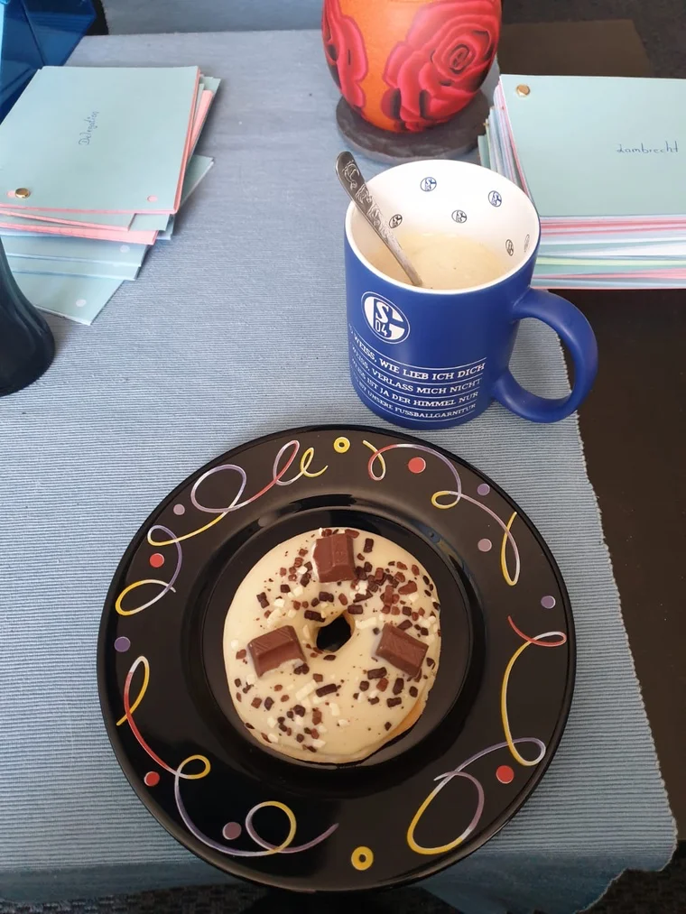 Sandra mit Kaffee und Kinderschokomuffin