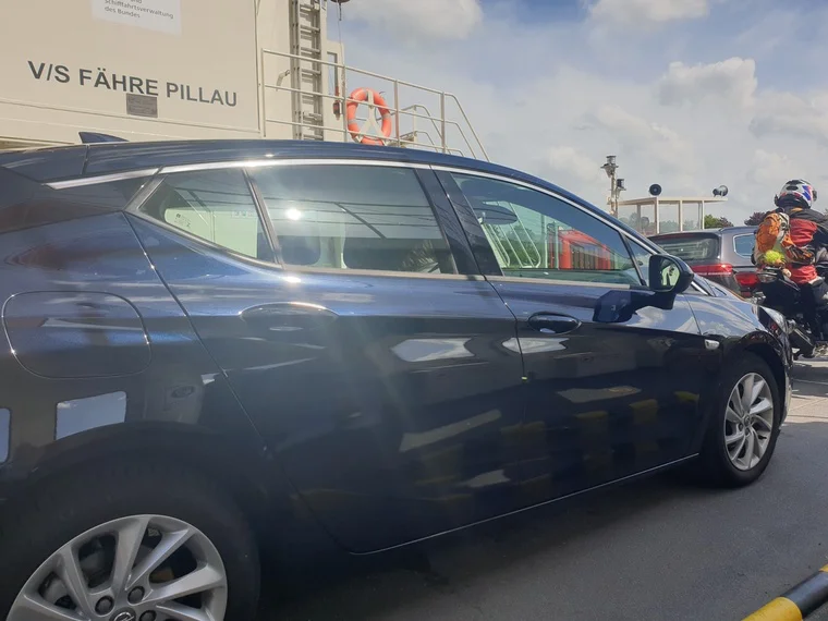 Knöpfchen genießt die Überfahrt auf der Fähre