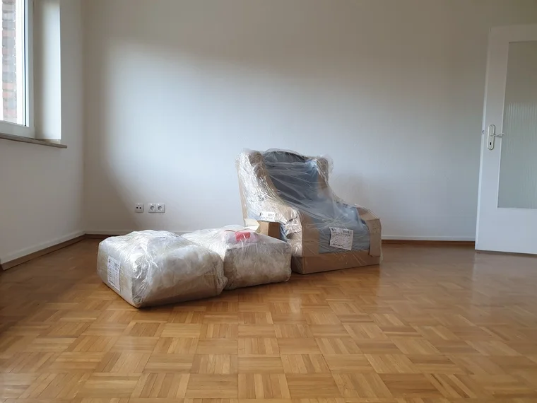Die ersten Sachen, zwei neue Sessel im Wohnzimmer.