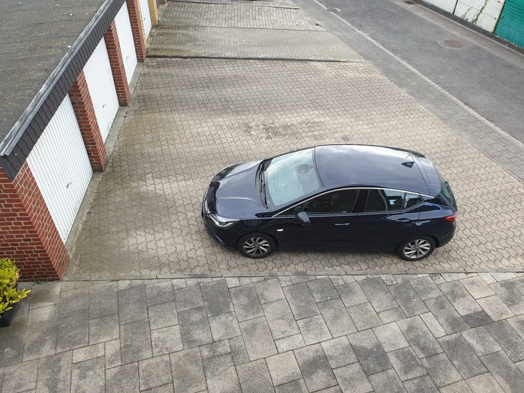 Sandra hat nach vielen Jahren wieder einen Stellplatz vor der Tür.