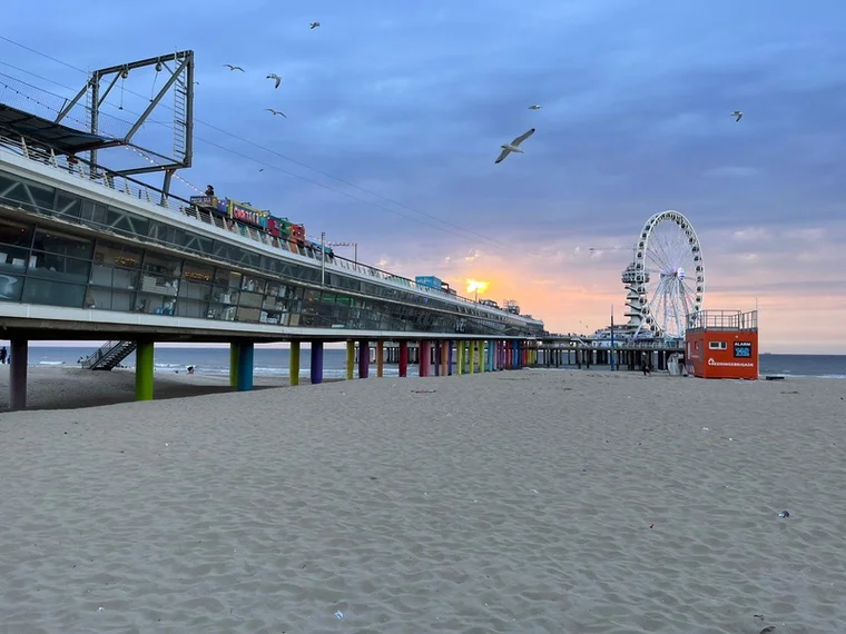 Am Steg von Scheveningen: Der perfekte Mix aus Meeresluft und Lichterglanz.