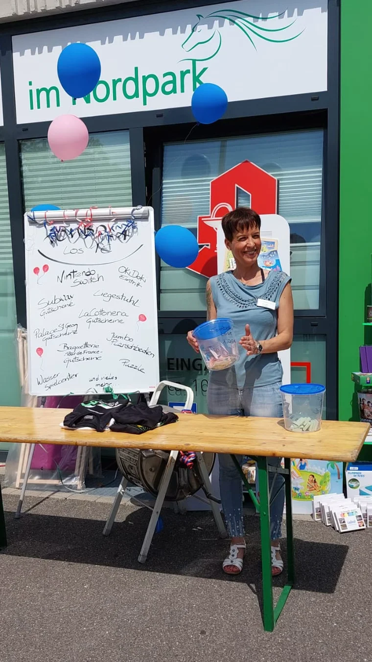 Jenny im Einsatz an der Tombola – Hauptgewinn: gute Laune!