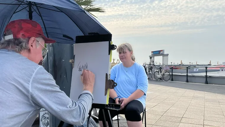 Sandra wird verewigt – Promenadenkünstler am Werk.
