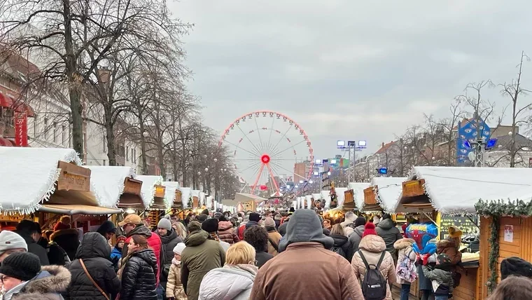 Weihnachtliche Stimmung zwischen den Ständen in Brüssel