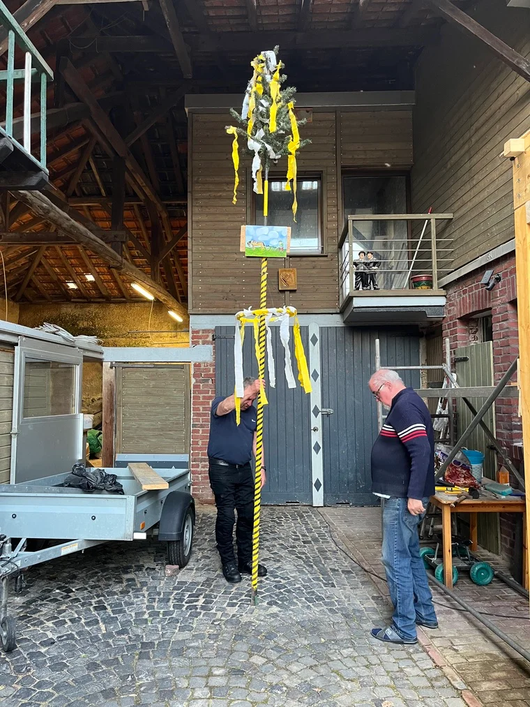 Gemeinsam den Maibaum aufstellen – Teamwork macht’s möglich
