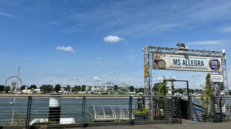 Blick vom Laufsteg Düsseldorf's auf die Kirmes am Rhein