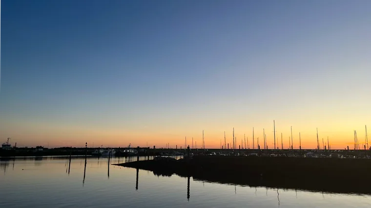 Sonnenuntergang über dem Jachthafen – Farben wie gemalt.
