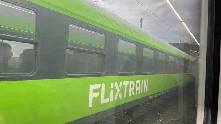 Links steht ein Flixtrain