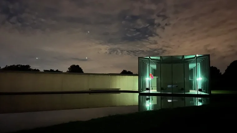 Die Ausstellungen auf der Insel Hombroich sind nachts beleuchtet.
