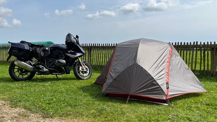 Mein kleines Zelt und das Motorrad – einfach, aber perfekt.