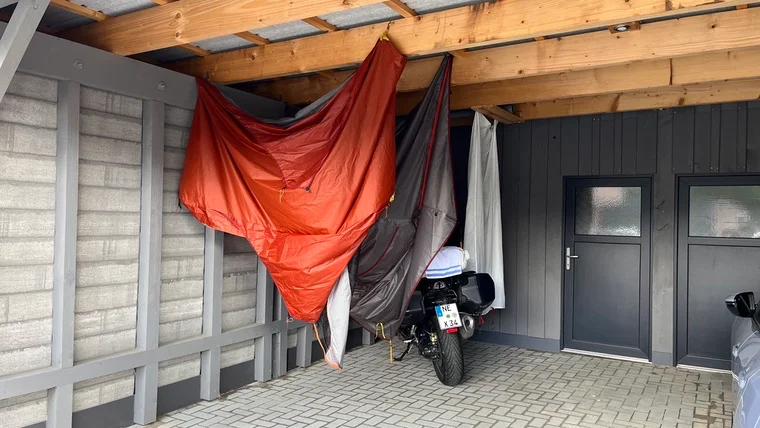 Improvisiert, aber effektiv – das Zelt trocknet bei meiner Schwester.