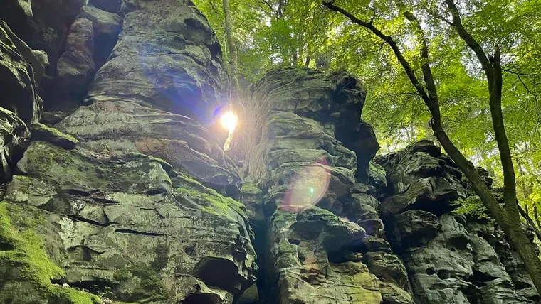 Die Sonne findet ihren Weg durch die Felsen – ein magischer Moment.