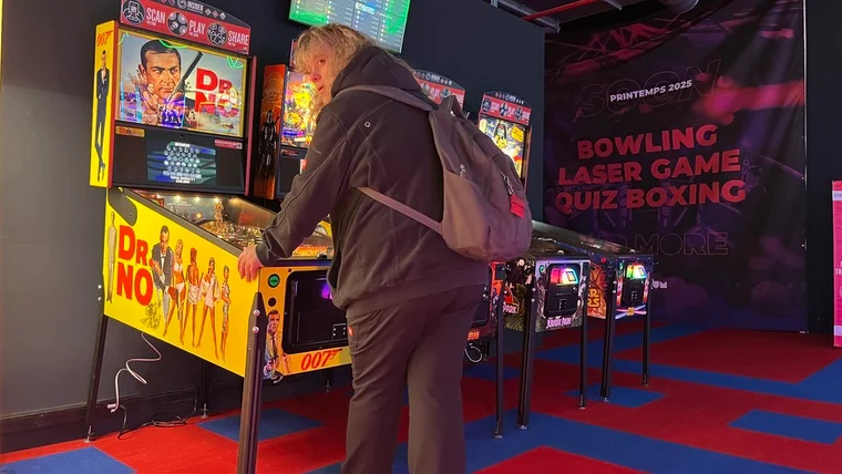 Sandra am Flipper – voller Einsatz an den Bumpern