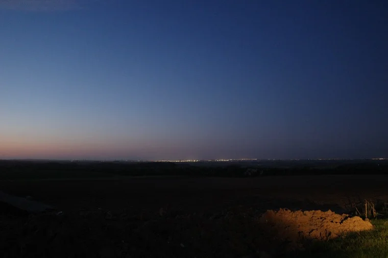 Lichter von Calais in der Dämmerung