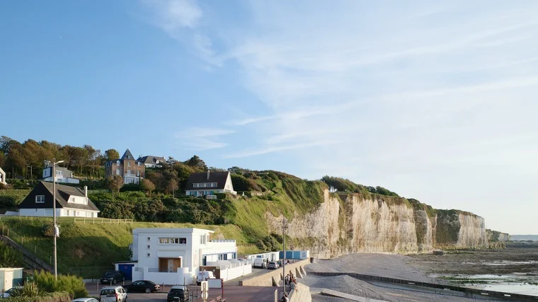 weiße Klippen, schlammiges Meer