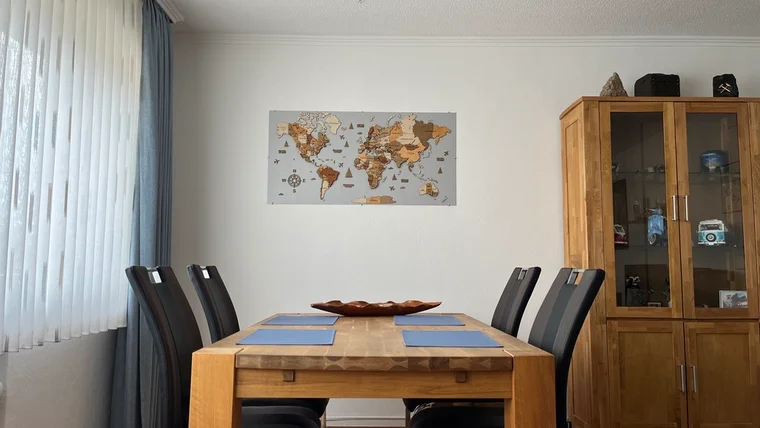 Die neue Weltkarte an ihrem Platz.