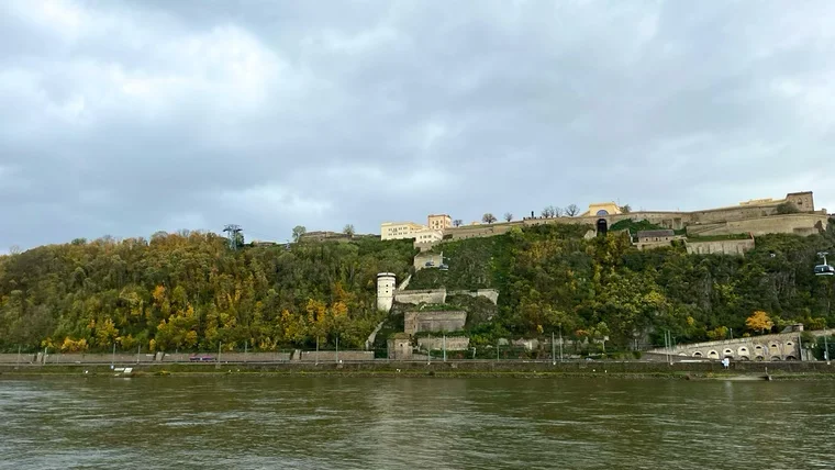 Die Festung Ehrenbreitstein - Bei besserem Wetter kann man mit der Seilbahn rüber.