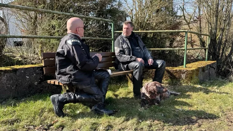 Pause – Ossi hat direkt einen hungrigen Freund grfunden.