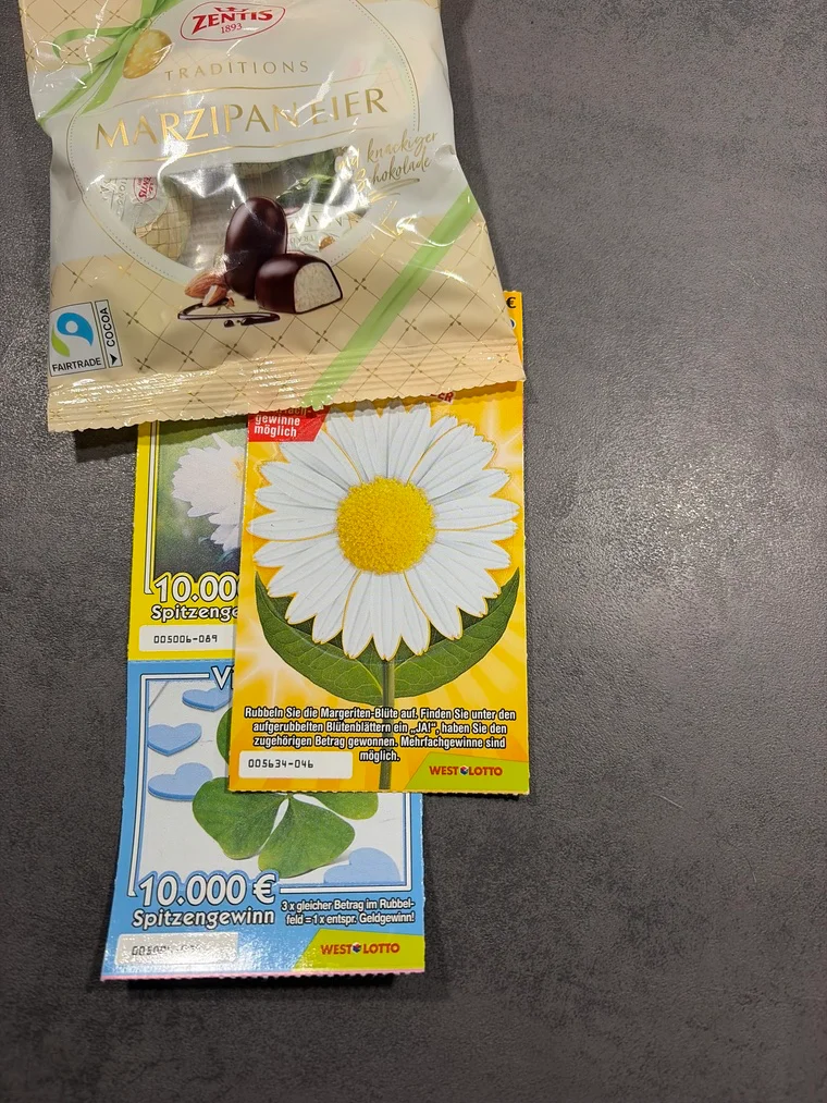 Marzipan und drei Rubbellose – vielleicht der Anfang einer Glückssträhne.