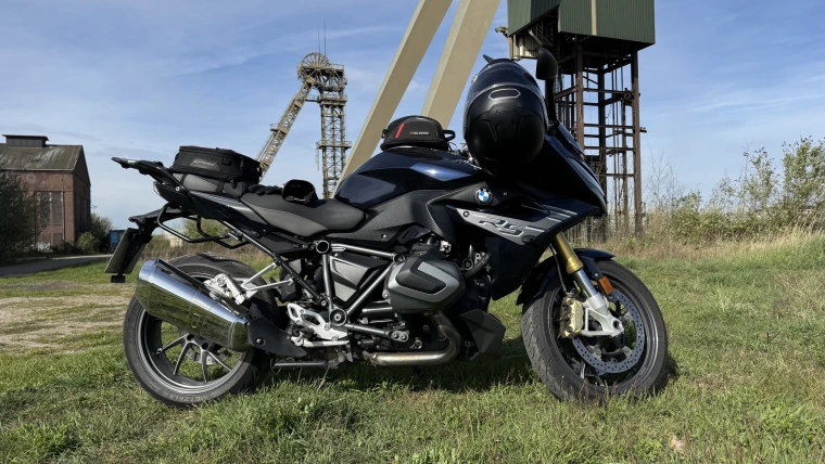Mein Motorrad zwischen zwei Fördertürmen – passt irgendwie ins Industrieprogramm.